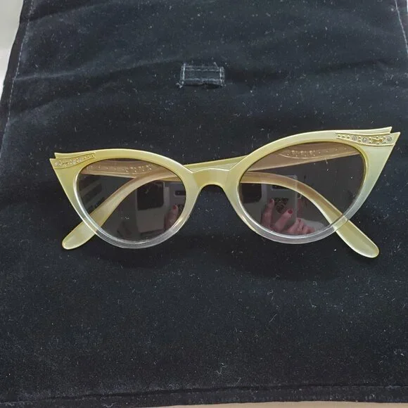 VINTAGE LOOK CAT EYE SUNGLASSES - Picture 1 of 3